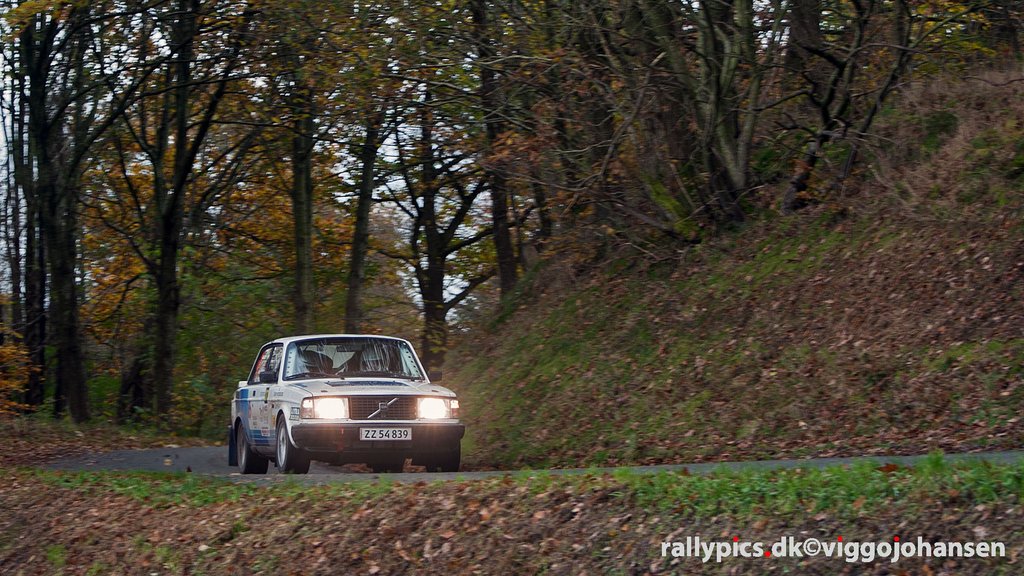 Kurt Mejer og Vagn Åge Hansen i høj fart igennem de efterårsfarvede skove ved Gjern
(Foto: rallypics.dk-viggojohansen)